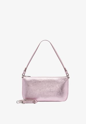 Błyszcząca metaliczna różowa prostokątna torebka z krótkim uchwytem i odpinanym paskiem, wyposażona w zamek błyskawiczny i srebrne okucia.