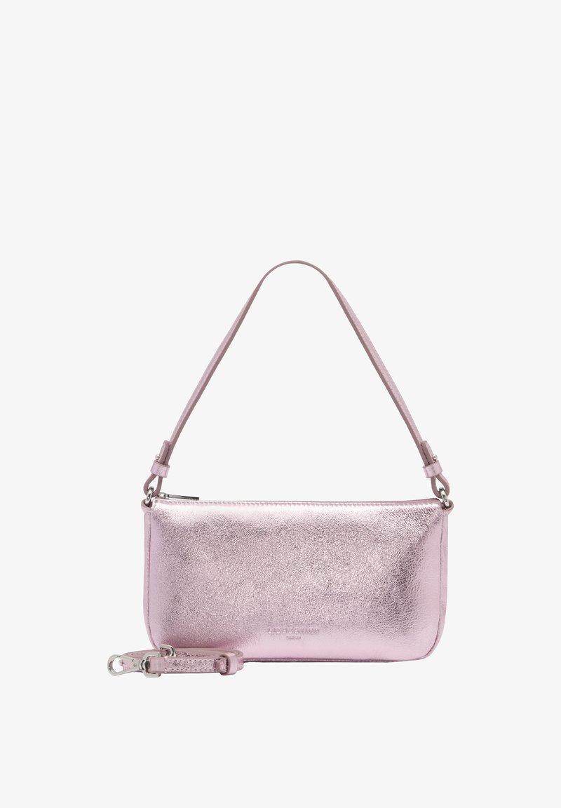 Błyszcząca metaliczna różowa prostokątna torebka z krótkim uchwytem i odpinanym paskiem, wyposażona w zamek błyskawiczny i srebrne okucia.
