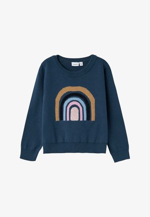 Maglione lavorato a maglia in blu scuro con un design a motivo arcobaleno multicolore e testurizzato. Presenta una scollatura rotonda e polsini e orlo a coste.