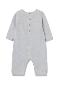 Romper de punto gris con mangas largas, cuello redondo y un cierre de botones en la parte posterior. Presenta puños acanalados y una textura suave.