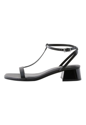 Čierne kožené dámske sandále s tenkými remienkami, opaskom na členku, štvorcovou špičkou a nízkym blokovým podpätkom.