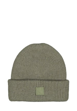 Gebreide beanie in olijfgroen, met ribbelstructuur, omgeslagen rand en een vierkant logo-patch in dezelfde kleur aan de voorkant.