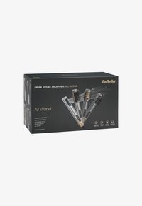 BaByliss Air Wand emballasje som viser fire stylingverktøy med metallisk sølvfinish, svarte detaljer og gullbeskyttelse. Teksten fremhever funksjoner og fordeler.