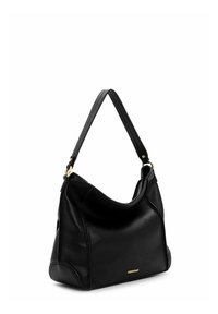 Černá kožená kabelka přes rameno s texturovaným povrchem, zakřiveným tvarem a jedním nastavitelným popruhem. Je zdobená kovovými prvky ve zlaté barvě.