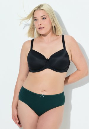 Zwarte satijnen beha met beugels, licht gepaad spare cups en verstelbare bandjes, gecombineerd met een donkergroene katoenen slip met een klein strikdetail.