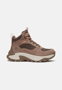 Stivali da trekking in suede marrone con pannelli in rete, suola beige, punta rotonda e occhielli in metallo per i lacci. Presenta un emblema del logo sul lato.