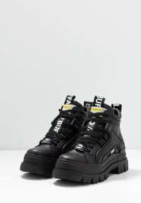 Buffalo Stivaletti con plateau - black