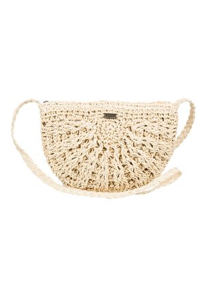 Beige gevlochten gehaakte halve maan crossbodytas met gevlochten riem en klein metalen "ROXY" logo label aan de bovenkant in het midden.