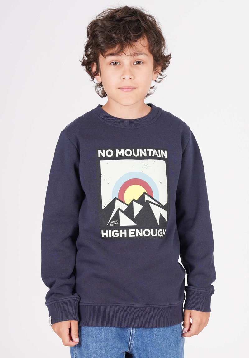 Mörkblå sweatshirt med ett grafiskt tryck som föreställer berg, en sol och texten "NO MOUNTAIN HIGH ENOUGH" i vitt. Mjuk tyg, ribbade ärmar.