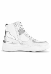 Wysokie sneakersy z białą skórzaną cholewką z srebrnymi akcentami, bocznym zamkiem błyskawicznym oraz grubą białą gumową podeszwą z teksturowanym bieżnikiem.