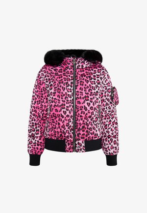 Puchowa kurtka w różową panterkę, z czarnym kapturem wyłożonym futrem, zamkiem błyskawicznym, elastycznymi mankietami i boczną kieszenią na zamek.