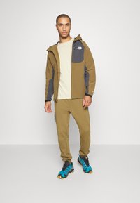 The North Face - HOODIE - Kurtka Softshell - military olive/asphalt grey/black - 1