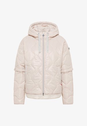 Pikowany płaszcz w jasnym beżu z kapturem, z suwakiem z przodu i sznurkami do regulacji. Gładkie, błyszczące wykończenie bez dodatkowych akcentów.