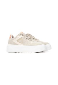 Zapatillas de gamuza beige con suela de goma blanca gruesa, que presentan un acento melocotón en el talón y detalles perforados en la parte superior.