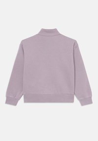 Sweatshirt lilas à col montant, avec des poignets et un ourlet côtelés. Fabriqué en tissu doux, à couleur unie et à coupe décontractée.