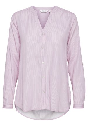 Camicia a maniche lunghe con bottoni di colore rosa chiaro a righe bianche. Presenta un colletto a scollatura aperta, un orlo arrotondato e polsini con un bottone.