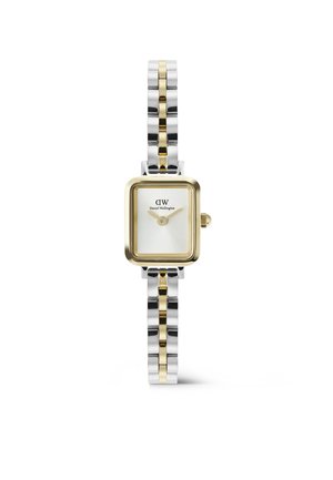 Rechteckige Armbanduhr mit einem Armband aus gold- und silberfarbenen Metallgliedern, goldfarbenem Gehäuse und silbernem Zifferblatt, das die Uhrzeit 10:10 anzeigt.