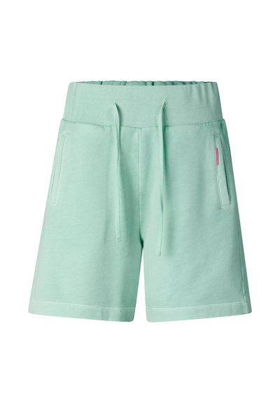 Shorts décontractés vert clair avec taille élastique, cordon de serrage, deux poches latérales, et une petite étiquette rose sur la poche droite.