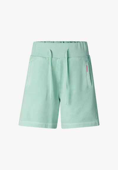 Shorts décontractés vert clair avec taille élastique, cordon de serrage, deux poches latérales, et une petite étiquette rose sur la poche droite.