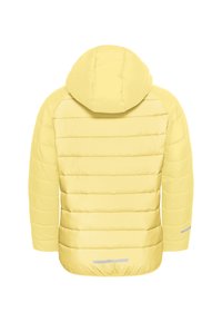 Chaqueta acolchada amarilla con capucha, que cuenta con acolchado horizontal, dobladillo elástico y acentos reflectantes en las mangas y en la parte inferior.