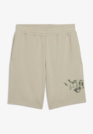 Beige shorts met elastische taille en zijzakken, met een groen-zwart grafisch ontwerp dat gedeeltelijk "PUMA" spelt op het rechterbeen.