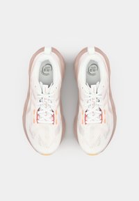 Zapatillas deportivas blancas con una parte superior de malla transpirable, suela de goma rosa y acentos naranjas en contraste. Cuenta con cordones y una lengüeta acolchada.