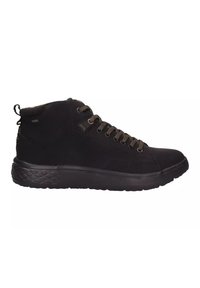 Sneaker nera alta con upper in suede e mesh, suola in gomma texturizzata, occhielli metallici e sistema di allacciatura. Presenta un pull tab sul retro.