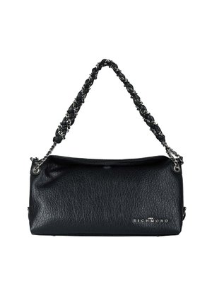 Borsa nera in pelle con finitura texturizzata, manico a catena e intrecciato, e dettagli in metallo argentato; presenta la scritta "RICHMOND".
