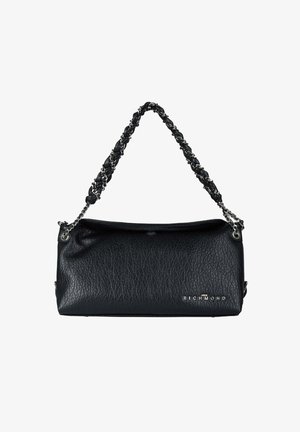 Borsa nera in pelle con finitura texturizzata, manico a catena e intrecciato, e dettagli in metallo argentato; presenta la scritta "RICHMOND".