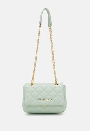 Bolso acolchado de Valentino en verde claro con cadena dorada y logo en la solapa frontal, sobre un fondo liso.