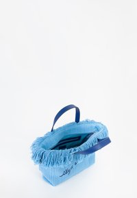 Borsa intrecciata blu con bordi sfilacciati, due manici blu scuro e un interno teal a contrasto. Presenta testo ricamato su un lato.