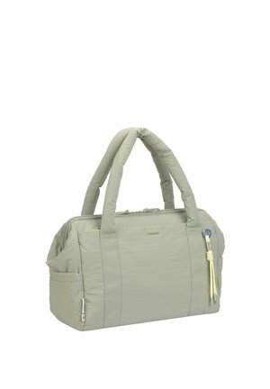 Sac à main en tissu matelassé gris clair avec double poignée, fermeture éclair, poche latérale et porte-clés pompon décoratif à l'avant.