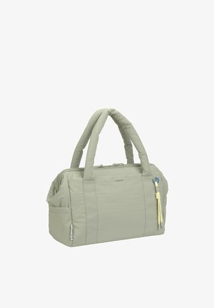 Sac à main en tissu matelassé gris clair avec double poignée, fermeture éclair, poche latérale et porte-clés pompon décoratif à l'avant.