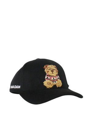 Schwarze Baseballkappe mit einem vorn aufgestickten Teddybär in einem gemusterten Pullover und weißem Text auf dem Seitenpanel.