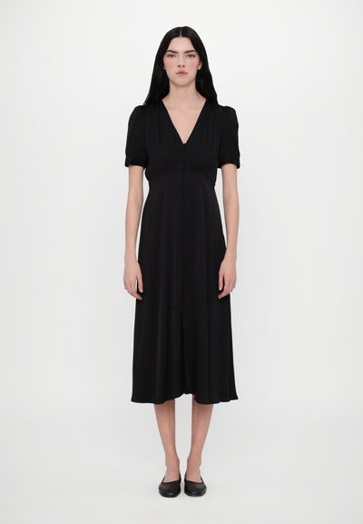 Schwarzes Midi-Kleid mit kurzen Puffärmeln, V-Ausschnitt und Knopfleiste vorne. Geschmeidiger Stoff mit fließender Passform und subtiler Textur.