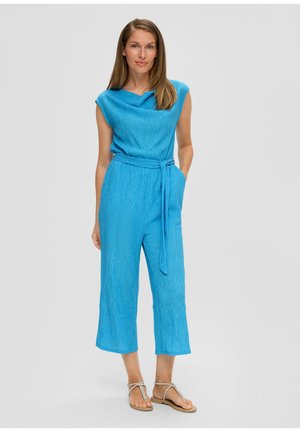 Jumpsuit blu, con texture, maniche corte e cintura con cintura da annodare. Gamba ampia e cropped, dal design morbido e informale.