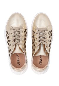 Goldene Leder-Sneaker mit ausgeschnittenem Design, beigen Schnürsenkeln, strukturiertem Innensohle und weißer Gummisohle. Markenlogo ist innen sichtbar.