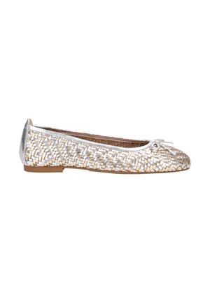 Chaussure plate tissée en argent métallique et beige, avec un bout rond, un petit nœud en accent et un capuchon de talon lisse. Semelle flexible.