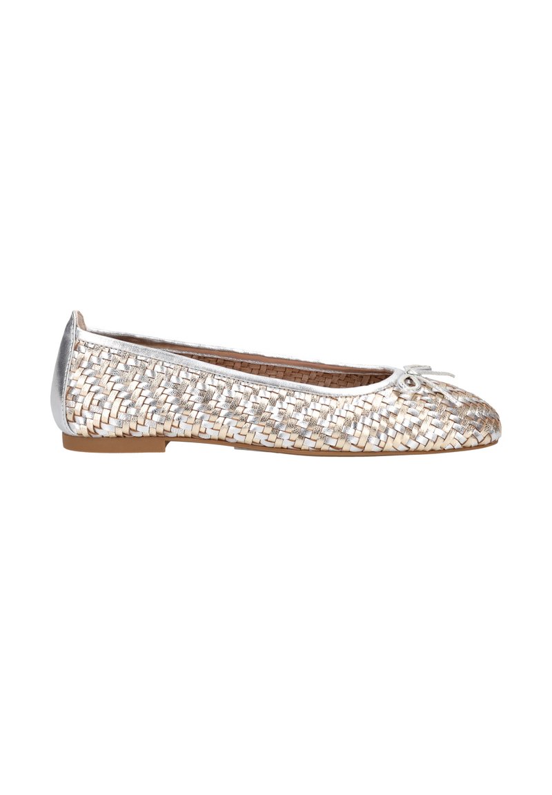 Chaussure plate tissée en argent métallique et beige, avec un bout rond, un petit nœud en accent et un capuchon de talon lisse. Semelle flexible.
