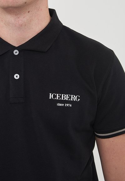 Polo nero realizzato in tessuto testurizzato, con colletto a bottoni, logo bianco "ICEBERG dal 1974" e dettagli a contrasto sulle maniche.