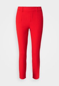 Pantalon slim rouge avec une texture lisse, doté d'une taille, de passants de ceinture et de plis à l'avant, se terminant juste au-dessus de la cheville.