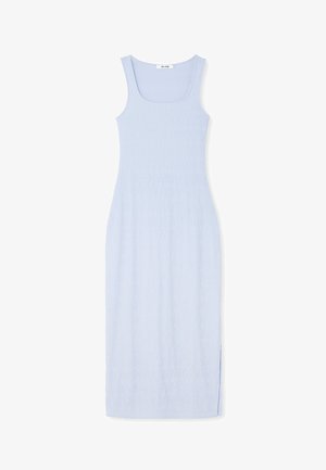 Svetlo modra, brezrokavna maksi obleka z teksturirano prugasto vzorcem in stranskim razporkom. Narejena iz mehkega, elastičnega materiala za udobje.