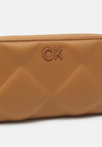 Calvin Klein LOCK QUILT WALLET - Piniginė - brown sugar