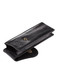 Portafoglio in pelle nera con una texture liscia, chiusura a scatto e accessori in oro. Presenta un logo impresso e un design sottile ed allungato.