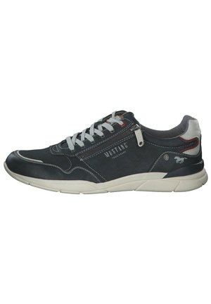 Chaussures décontractées pour hommes en cuir gris avec des accents en maille, dotées d'une semelle en caoutchouc blanche et de lacets gris. Comprend un logo décoratif et des coutures.