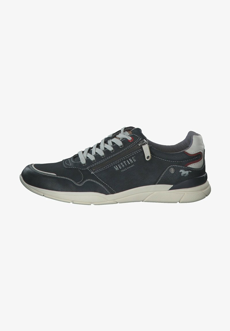 Chaussures décontractées pour hommes en cuir gris avec des accents en maille, dotées d'une semelle en caoutchouc blanche et de lacets gris. Comprend un logo décoratif et des coutures.