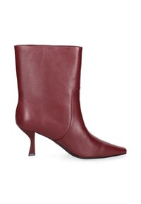 Bottine en cuir bordeaux avec un bout pointu, un talon fin et une texture lisse. Présente un design minimaliste sans détails matériels visibles.