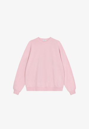 Jasnoróżowa bluza z długim rękawem i okrągłym dekoltem, z prążkowanymi ściągaczami na mankietach i na dole, prezentowana na białym tle.