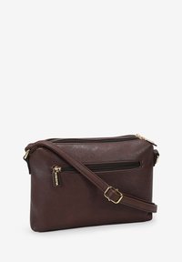 Bolso cruzado de imitación cuero marrón con dos bolsillos frontales con cremallera, herrajes en tono dorado y una correa ajustable. Detalle de superficie texturizada.