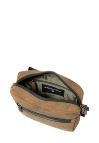 Borsa a tracolla in pelle marrone con superficie testurizzata, compartimento principale con zip e etichetta di marca interna. Presenta una tasca frontale con zip.
